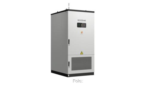 Ein Energiespeicherschrank vor weißem Hintergrund.