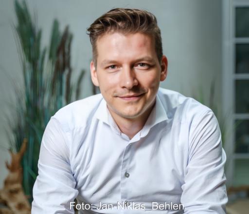 Portrait von Kay Theuer, CEO beim Balkonsolar-Anbieter Priwatt.
