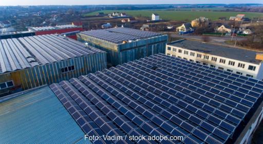 Luftbiild zeigt Gewerbehallendächer mit Photovoltaikmodulen.