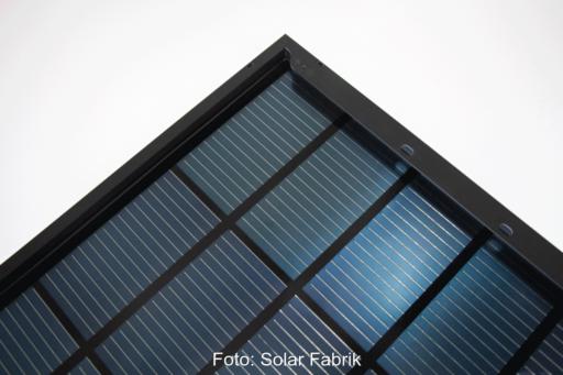 Ausschnitt eines schwarzen Solarmoduls von Solar Fabrik.