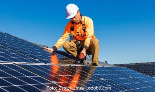 Ein Installateur bringt ein Photovoltaik-Modul auf dem Dach an, Enpal war 2024 Marktführer bei Photovoltaik-Installationen in Europa.