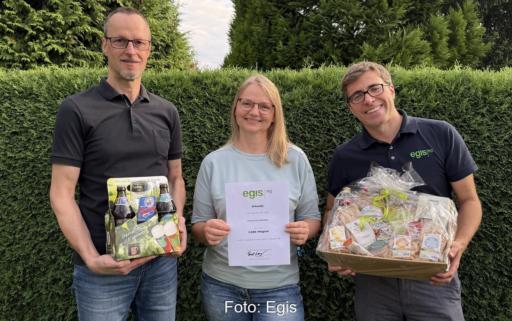 Egis-Vorstandsvorsitzender Pascal Lang und das Ehepaar Riedel, die beiden wurden auf einer Infoveranstaltung für einen Bürger-Photovoltaik-Solarpark auf die Energiegenossenschaft aufmerksam.