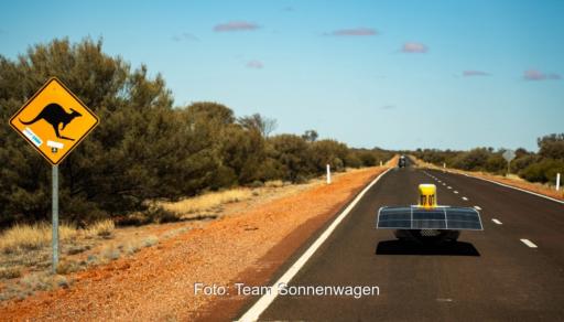 Das Solarrennauto von Team Sonnenwagen auf einer Straße in der australischen Wüste.