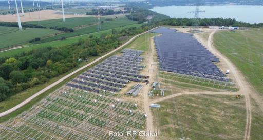 Luftbild von dem Photovoltaik-Solarpark im Braunkohle-Tagebau Harbke, der sich im Bau befindet.