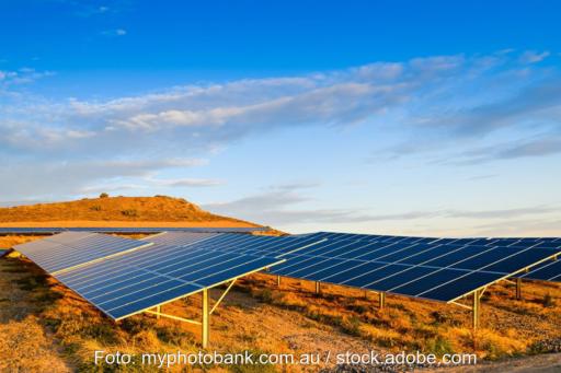 PV-Kraftwerke in trockener Landschaft
