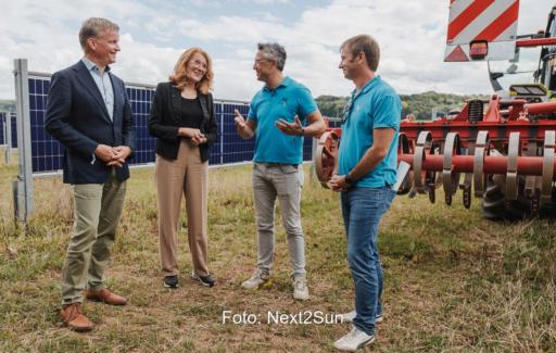 Offizielle von Agri-Photovoltaik Anbieter Next2Sun mit der saarländischen Umweltministerin Petra Berg.