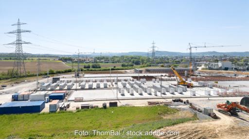 Eine Großbaustelle für einen neuen Batteriespeicher, 2 Millionen Batteriespeicher in Deutschland sind in Betrieb.