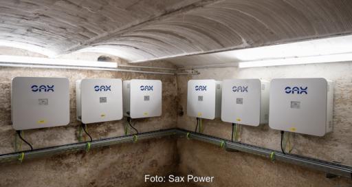 Mehrere Sax-Photovoltaik-Stromspeicher in einem Kellergewölbe, IBC Solar vertriebt die Geräte.