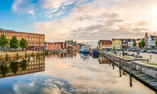 Der Hafen von Husum, Qualitas Energy stellt auf der Messe Husum Wind 2025 aus.
