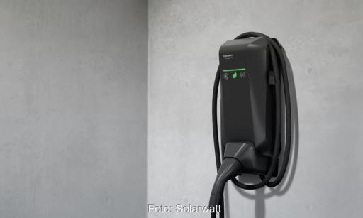 Die Wallbox Solarwatt Charger Max ist für das bidirektionale Laden von E-Autos vorbereitet.
