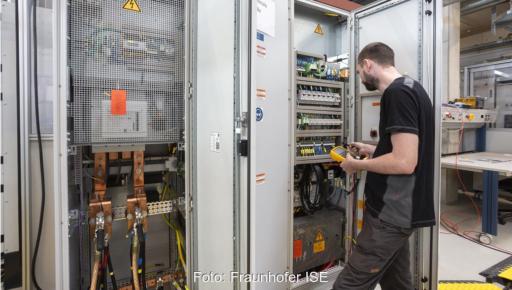 Ein Wechselrichter im Testlabor des Fraunhofer ISE, das Institut hat ein Testverfahren für netzbildende Wechselrichter entwickelt.