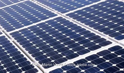 Photovoltaik-Module, Solar Fabrik stattet zwei Solarparks aus.