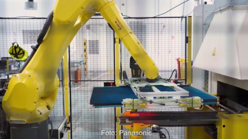 Ein Roboter in der Wärmepumpenfabrik von Panasonic in Pilsen.