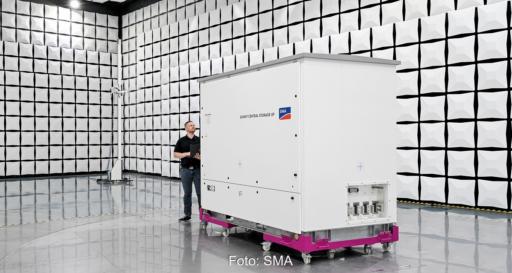 Der Zentralwechselrichter Sunny Central Storage UP in einer Testkammer, er hat ein Zertifikat für netzbildende Batterie-Wechselrichter erhalten.