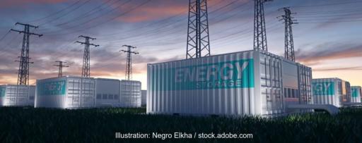 Großbatterien in Containern vor Stromleitungen, die Netzdienlichkeit von Großbatterien ist heute schon gegeben.