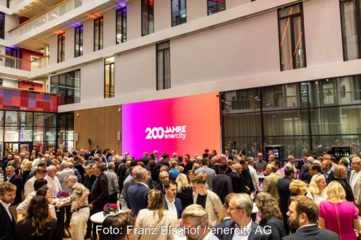 Viele Menschen feiern das Jubiläum in der Zentrale des Konzerns.