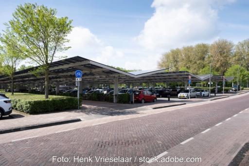 Photovoltaikmodule überdachen einen Parkplatz. Das Standortfördergesetz soll Immobilienfonds Investition in solche Anlagen ermöglichen.