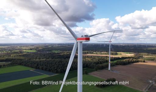 Zwei Windenergieanlage von BBWind, BBWind Service GmbH soll Vor-Ort-Dienstleistungen anbieten.