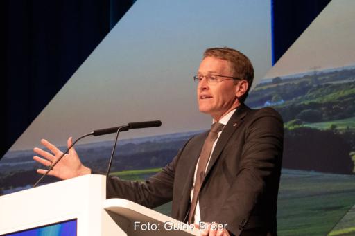 Ministerpräsident Daniel Günther bei der Eröffnungsansprache der Messe Husum Wind 2025