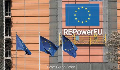 Im Bild ein EU-Gebäude mit der Aufschrift RepowerEU, die Europäische Klimaschutzinitiative soll bei der Bewältigung der Energiekrise helfen.