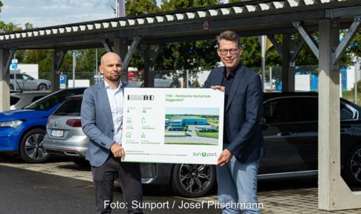 Paul Ablinger (Geschäftsführer Sunport) und Bayerns Wissenschaftsminister Markus Blume vor den Photovoltaik-Carports in Wörth.
