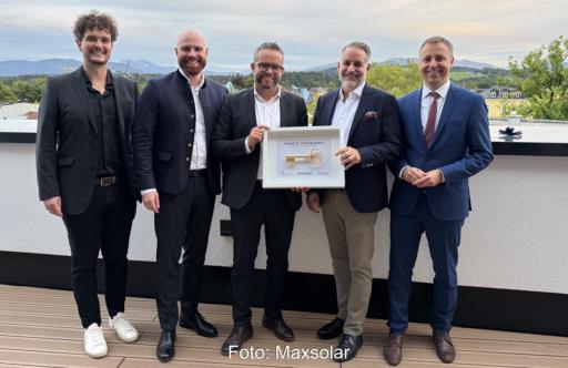 Offizielle stehen auf einer Dachterrasse der Firmenzentrale vom Photovoltaik-Projektentwickler Maxsolar.