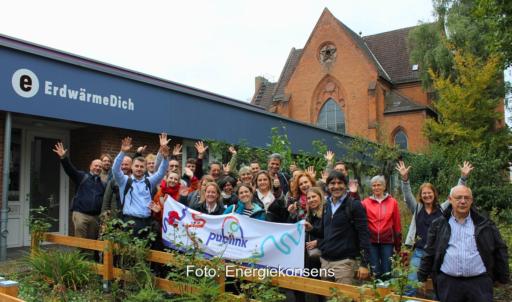 Teilnehmer:innen des Projekts PUBLINK stehen vor der Bremer Friedenskirche, eines der Erdwärmenetze der Genossenschaft ErdwärmeDich wird hier gebaut.