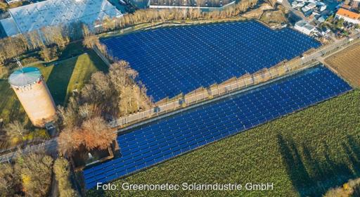 Im Bild eine Freiflächen-Solarwärmeanlage, das Solardorf Bracht kombiniert Solarthermie und Wärmepumpen.