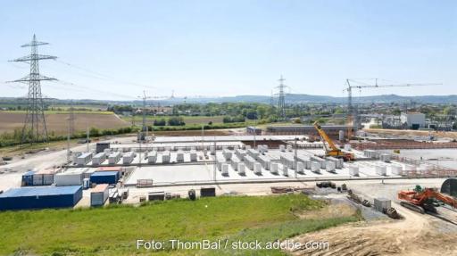 Ein Großstromspeicher im Bau, die Festlegung Marktintegration Speicher und Ladepunkte der Bundesnetzagentur ist für kleine und große Speicher relevant.