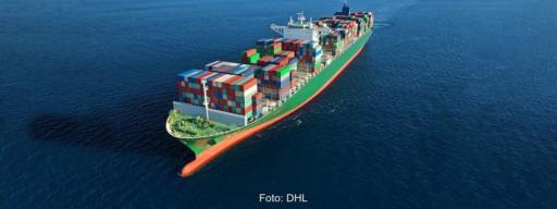 Ein Containerschiff; die Reedereien, die für DHL Fracht transportieren nutzen nachhaltige Kraftstoffe.
