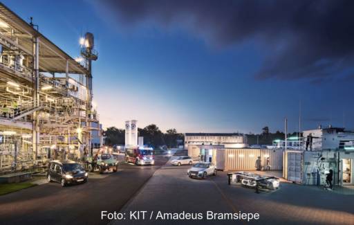 Beleuchtete Raffinerie bei Nacht.