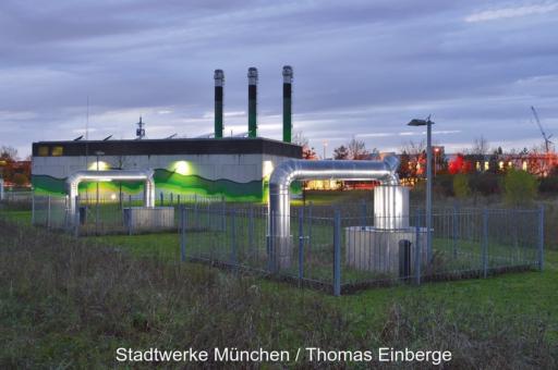 In der Dämmerung das Gebäude der Stadtwerke München für den Anschluss der Tiefengeothermieanlagen an das Wärmenetz. EIn Baustein der Wärmwende.