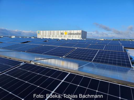 Photovoltaik auf Flachdächern mit fokussiertem Edeka-Standort in der Ferne