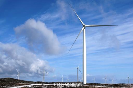 Windpark auf felsigem Untergrund mit Schneeresten.