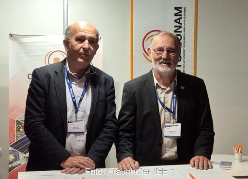 Zwei PV-Forscher in Sakkos anlässlich einer Kooperationsunterzeichnung.