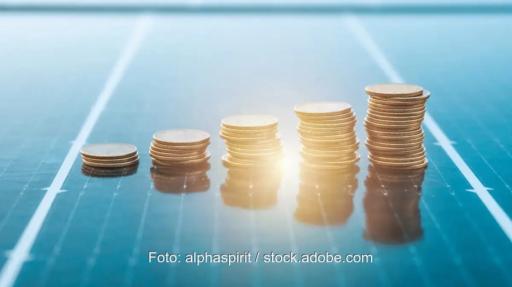 Geldmünzen auf Photovoltaik-Modulen, die finanzielle Beteiligung von Kommunen an Windenergie und Photovoltaik ist in Sachsen umstritten.