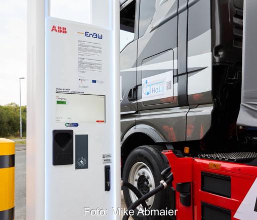 Ladesäule mit E-LkW.