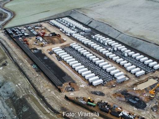 Luftbild zeigt viele Batterie-Container, die nebeneinander aufgereiht sind.