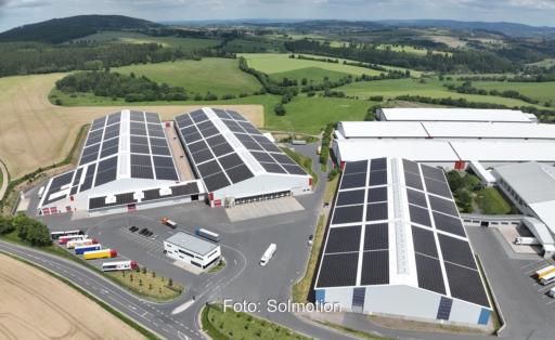 Luftbild der Photovoltaik-Dachanlage von Wiegand-Glas in Großbreitenbach.