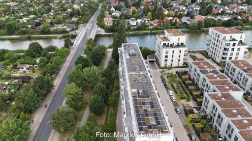 Ein Luftbild eines Häuserblocks in Hannover mit Photovoltaik-Anlage, es ist ein Projekt für die Gemeinschaftliche Gebäudeversorgung von Marcley.