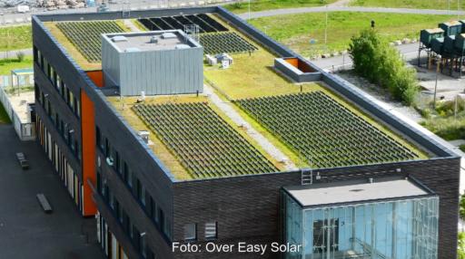Luftaufnahmen der Løren Schule in Oslo, die ein Pilotprojekt für vertikale Photovoltaik-Module von Over Easy Solar ist.