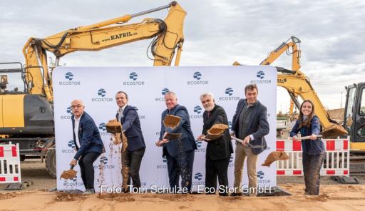 Offizielle schippen Sand beim Bauauftakt für den größten Batteriespeicher Deutschlands in Sachsen-Anhalt.