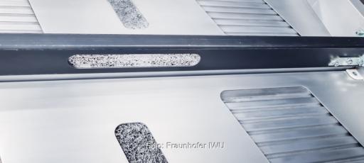 Im Bild ein Aluminium-Aluminiumschaum-Sandwich, das als Batteriegehäuse für Elektrofahrzeuge dienen soll.