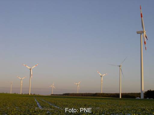 Windpark an Land bei Sonnenaufgang