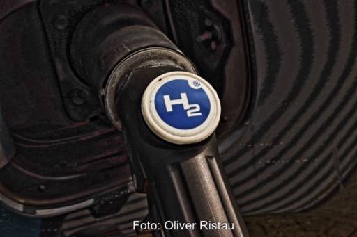 Eine Zapfpistole für Wasserstoff mit der Aufschrift H2.