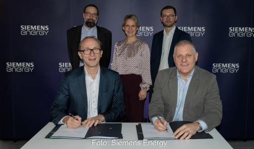 Vertreter von EnBW und Siemens Energy unterzeichnen den Stromliefervertrag über Solarstrom aus dem Photovoltaik-Solarpark Frankenförde.