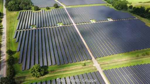 Luftaufnahme vom Photovoltaik-Energiepark Reppichau.