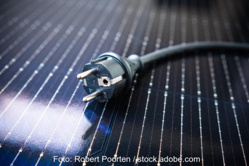 Als Untergrund ein Photovoltaik-Modul. Drauf liegt ein Schuko-Stecker