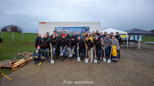 Das Team beim Spatenstich für das neue Agri-PV-Projekt auf der grünen Wiese.