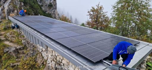 Mit Blick ins Tal: Die Montage der PV-Anlagen auf der Diensthütte Hans-Ruder auf der Hochalm bei Garmisch-Partenkirchen.
